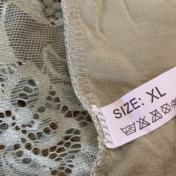 (4) Bralettes - Picture 3 of 4